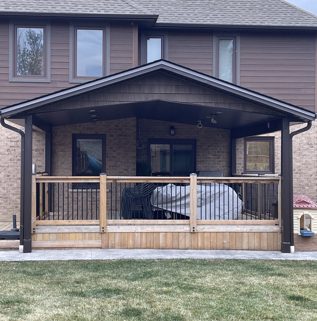 covered porch built by Baird Construction serving Cambridge, the Region of Waterloo
